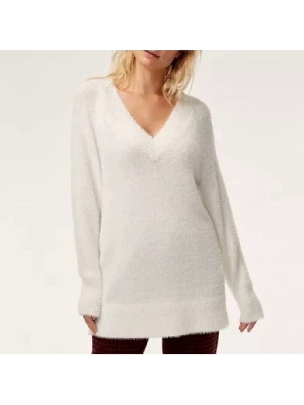 Aritzia Sunday Best Veruca V Neck Soft Fuzzy Sweater White Size XS